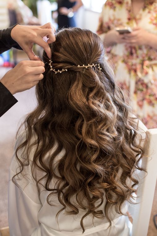 bride getting ready before the ceremony tqm24jr